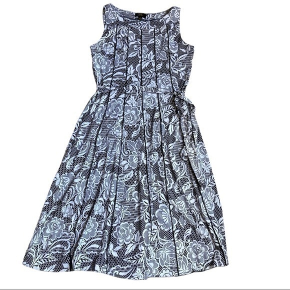 ILE New York size 12 dress Black white floral